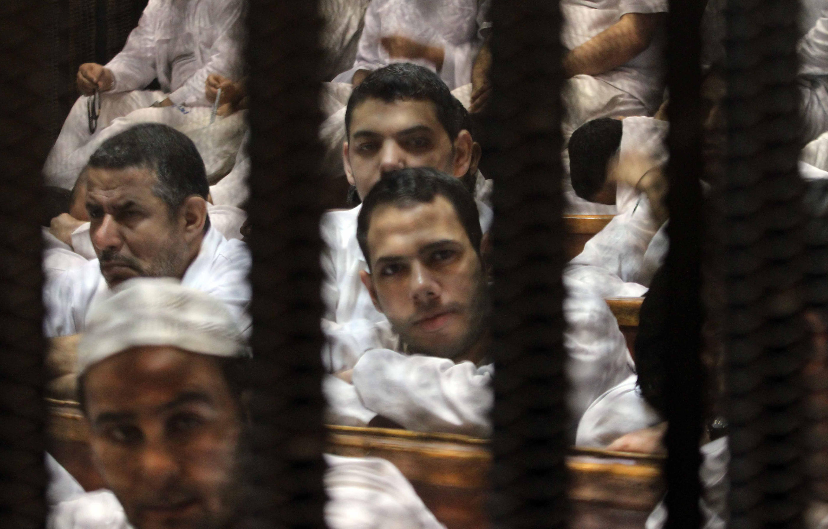 FX542N Cairo, Egypt. 14th Sep, 2009. Muslim Brotherhood members sit behind the defendants cage as they attend their trial along with Egyptian Muslim Brotherhood leader Mohammed Badie (unseen), at a court in the outskirts of Cairo, Egypt, on April 12, 2016 © Stranger/APA Images/ZUMA Wire/Alamy Live News